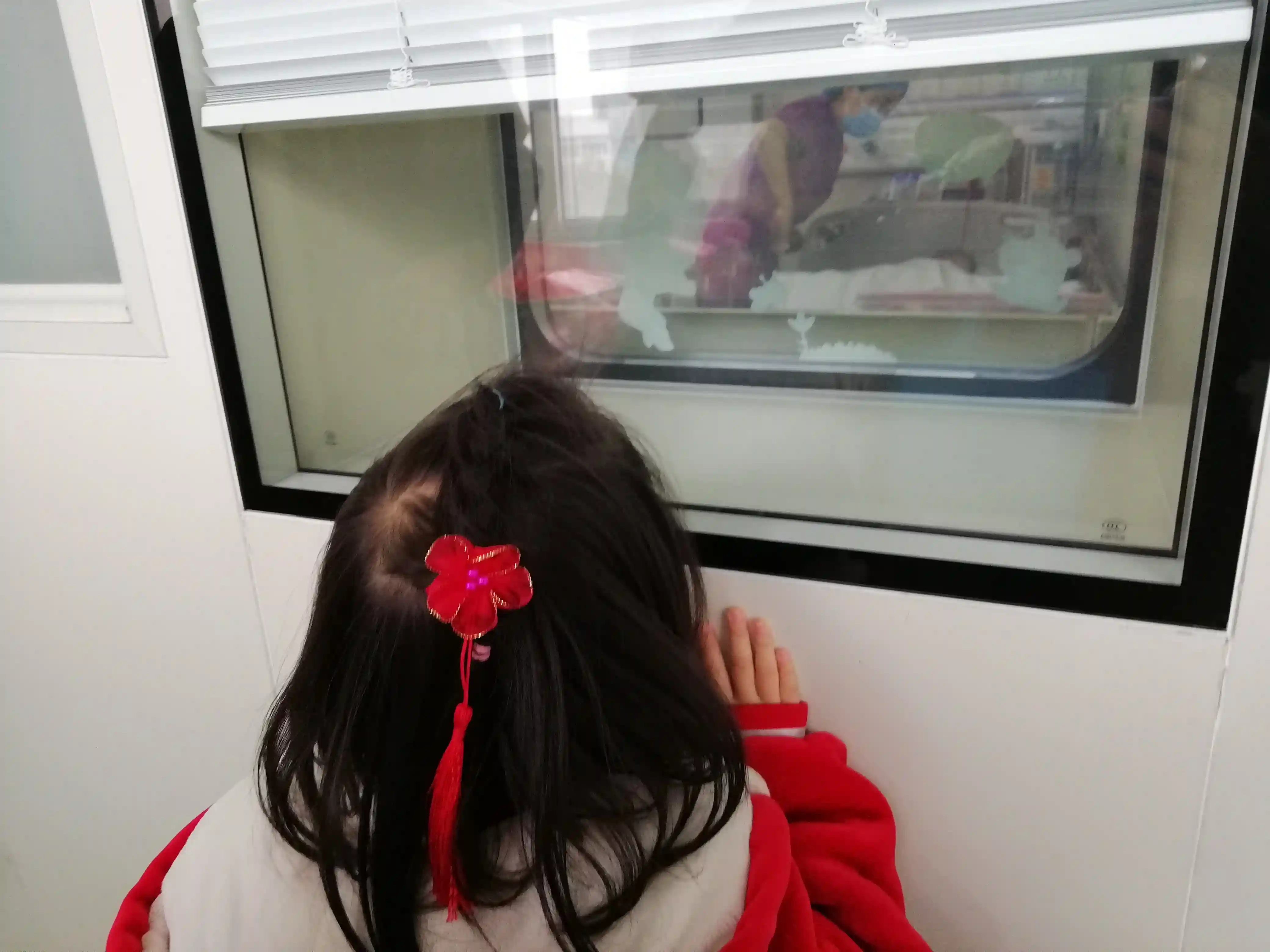 陕西西安9岁姐姐患上再生障碍性贫血，4岁妹妹骨髓移植救姐姐，不哭不闹还鼓励姐姐“加油”