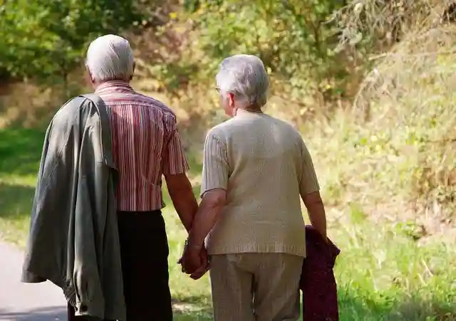 参团旅游只要100元，还免费体检！这对老夫妇信了……