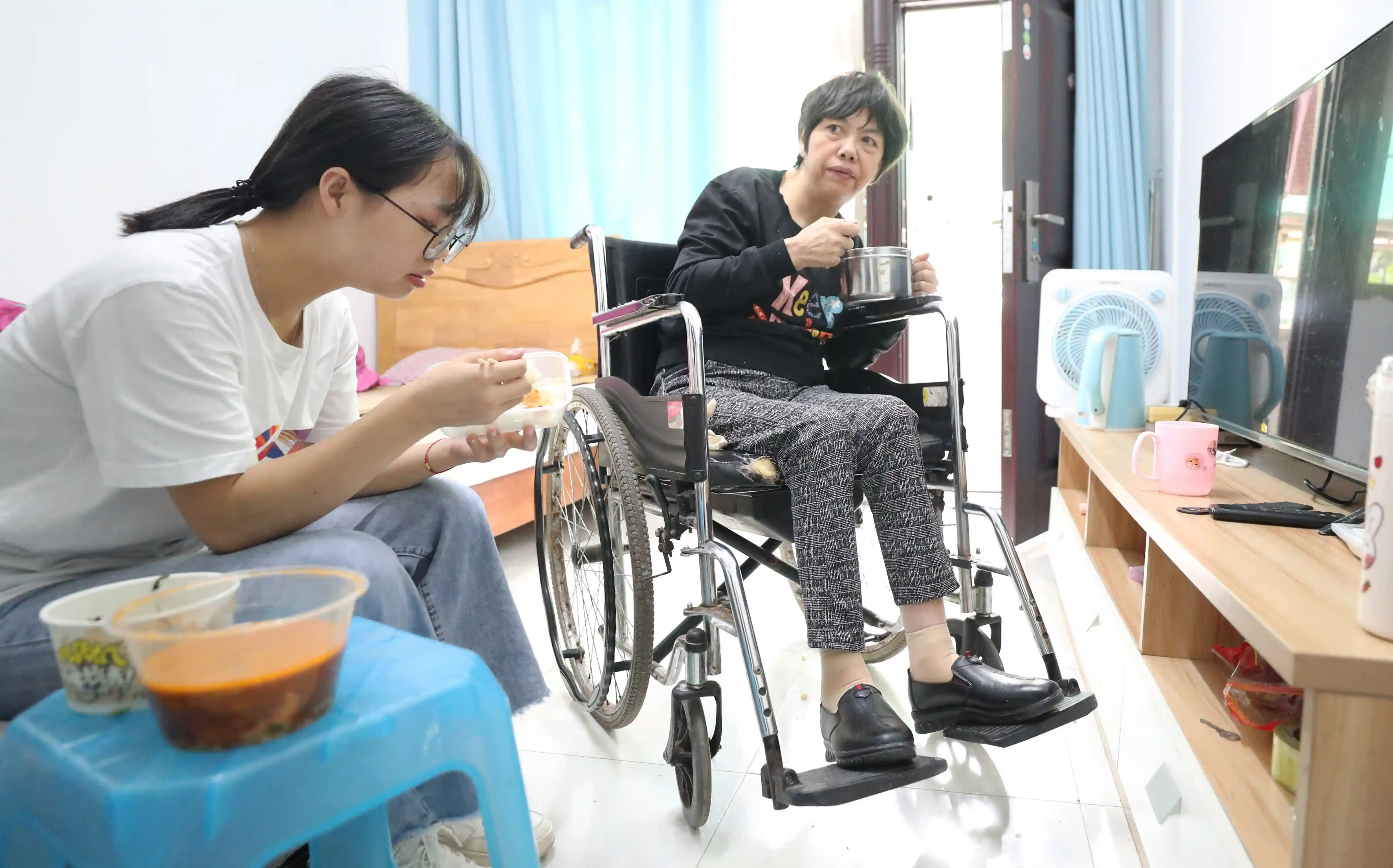 湖南女孩“专升本”考入南华大学，带着脑偏瘫母亲报到