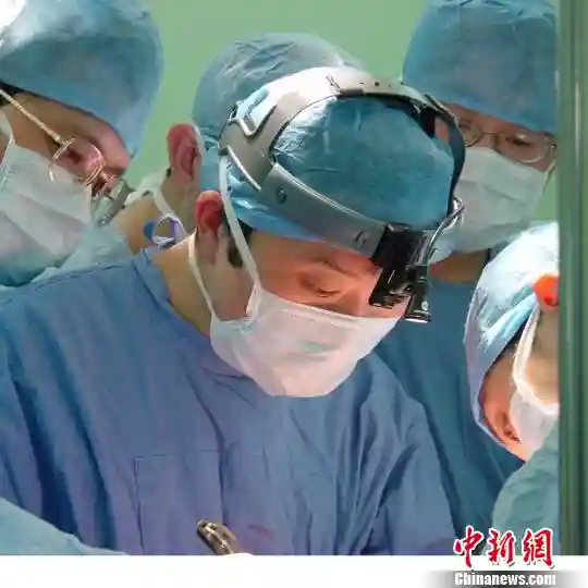 中国医学专家埋首高难度手术创新 成国际标准术式