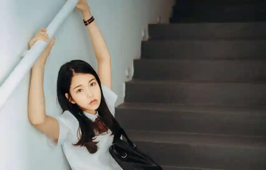 小说：他被救后叫住了女孩，想问理由，却被她们吐槽了一顿