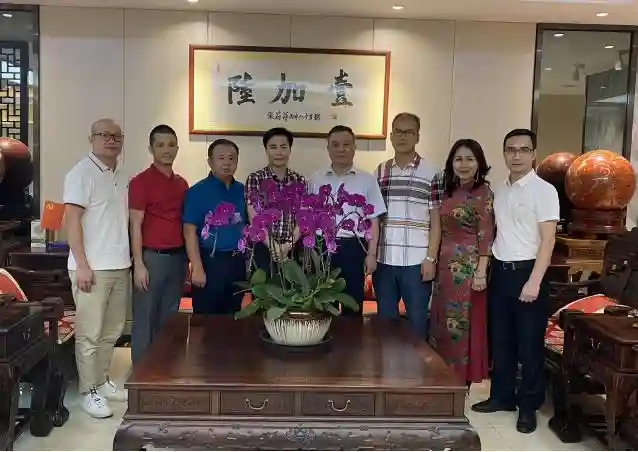 海内外侨界人士盛赞云嘉，印尼归侨喜成云嘉业主赠《自传》